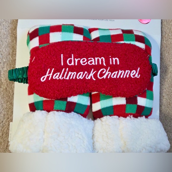 New Hallmark Cozy Socks & Eye Mask Set – “I Dream In Hallmark Channel” Bundle - Picture 2 of 3